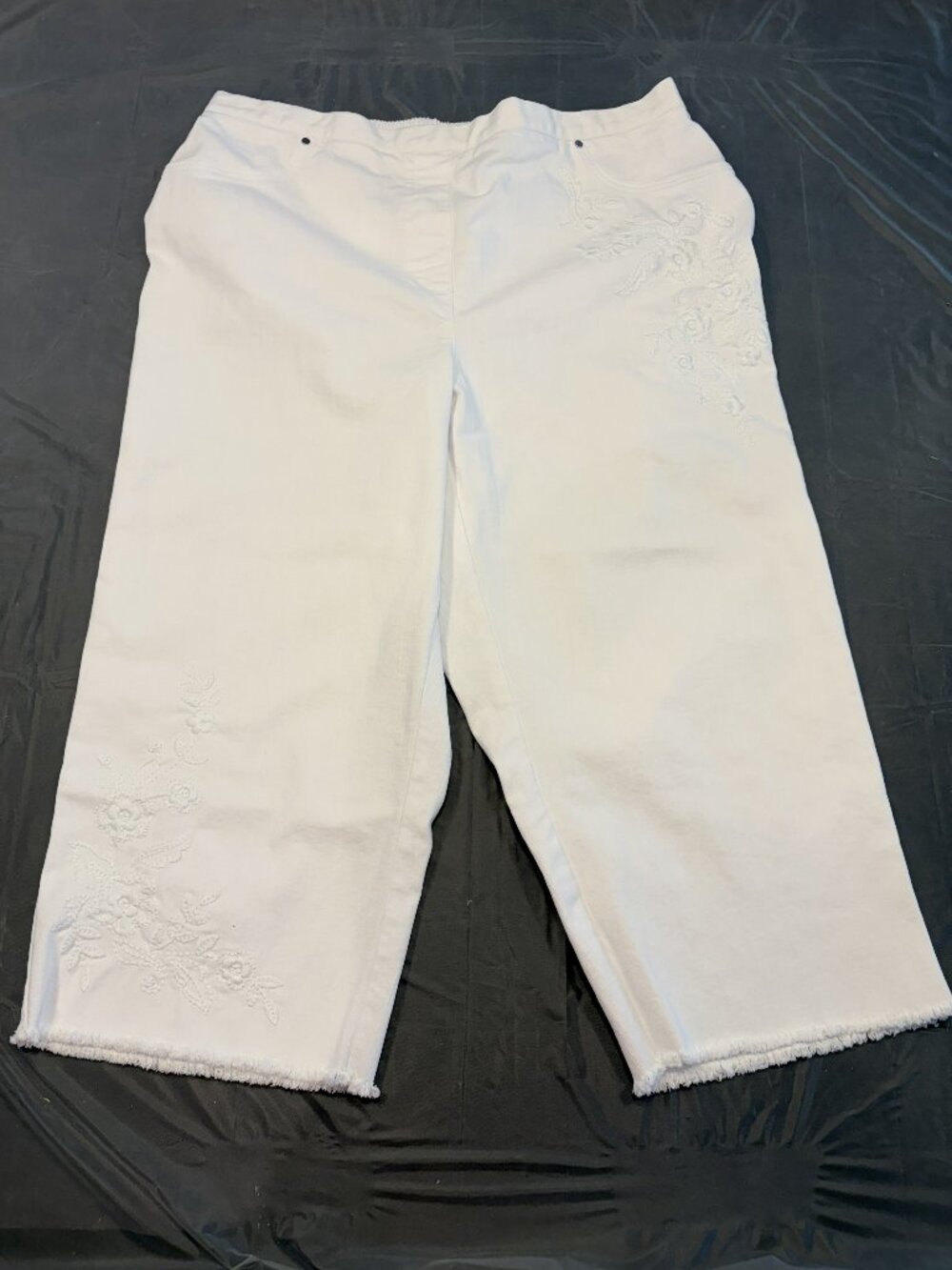Alfred Dunner Woman 16W White Embroidered Frayed Hem Pants